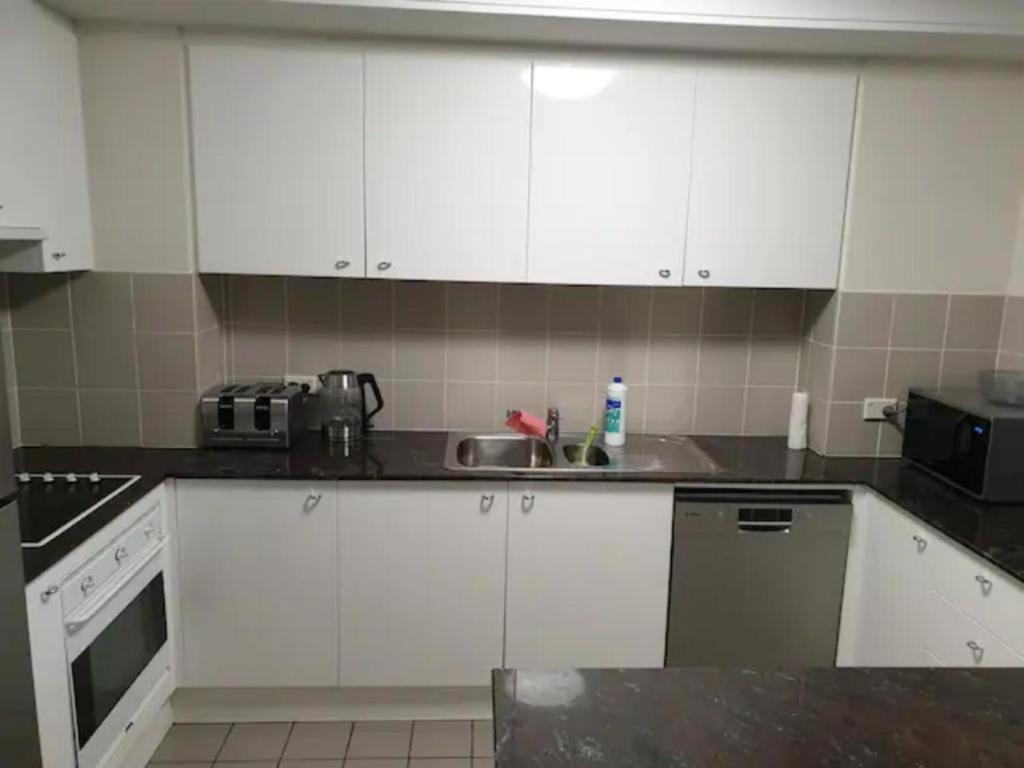 Dana-Cozy Private Room In Shared Central Apt-Rm 2 แคนเบอร์รา ภายนอก รูปภาพ